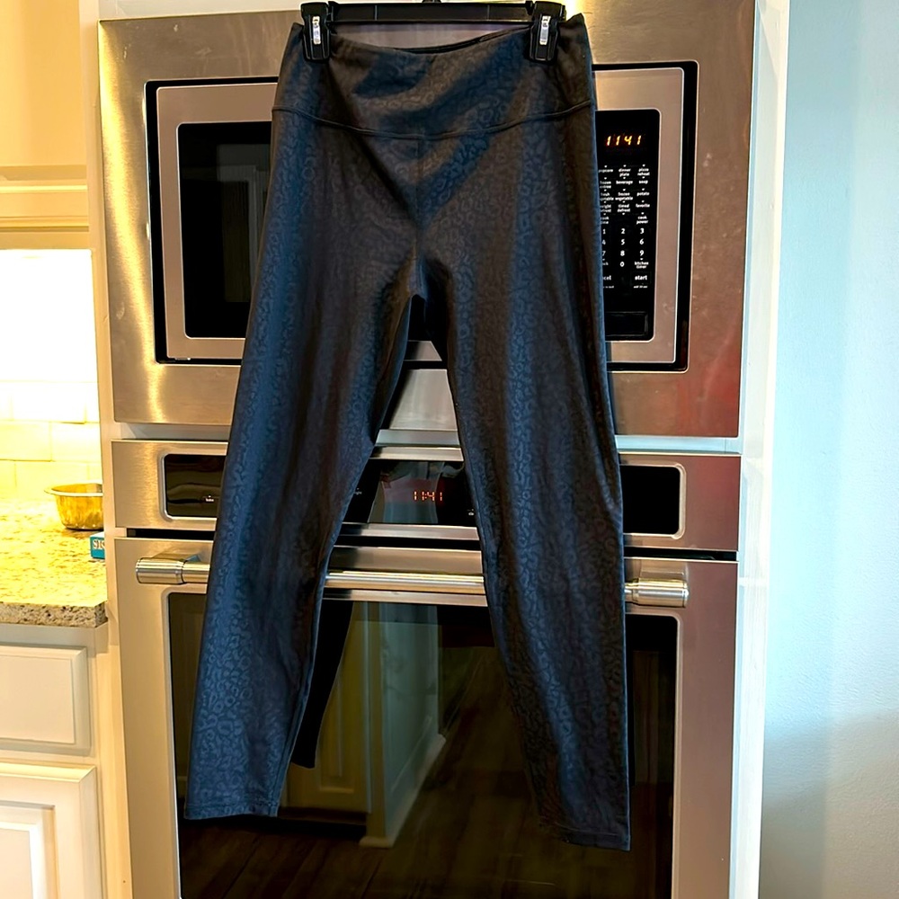 Women’s Black Leopard Print Leggings. Size Large